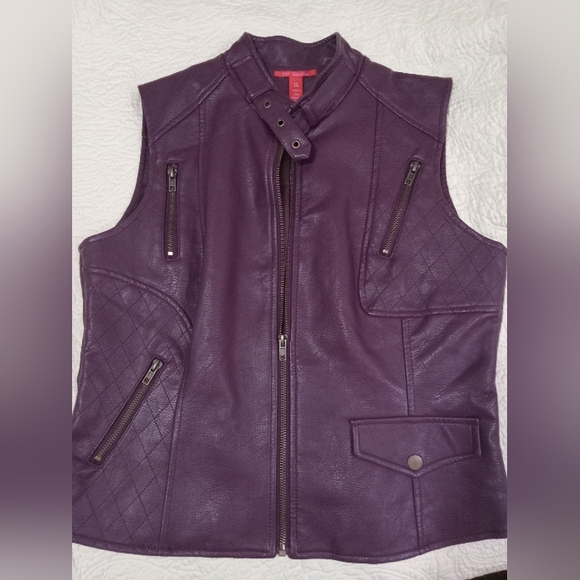 Faux leather, vest w/zippered pockets. Burgundy size XL - Picture 4 of 4